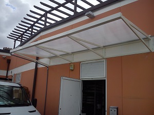 Pensilina in acciaio e policarbonato