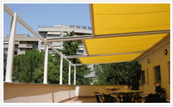 Metalmark infissi a Roma presenta Tenda da sole GIGLIO: Struttura addossata a parete verniciata con polveri per esterni. Disponibile nella versione inclinata, viene fornita di serie nella colorazione tinta legno. Colorazioni RAL e micaceo disponibili a richiesta. Completata da una tenda mobile piana a guide laterali adatta alla protezione solare, posizionata in luce tra gli arcarecci, provvista di serie di cassonnetto e motore a pulsante