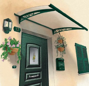 PENSILINE IN ACCIAIO E ALLUMINIO<br />
<br />
Ideata per proteggere e coprire ingressi e finestre. Si integrano perfettamente nei prospetti architettonici sia storici che moderni.<br />
Realizzata con travi portanti in acciaio, dotata di profilo di raccordo a muro con guarnizione, terminale in alluminio con gocciolatoio, e copertura in lastra in policarbonato compatto da mm 4.<br />
Progettati e costruiti nel rispetto delle normative CE.