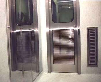 Partizioni in Acciaio: Porta Con Griglia