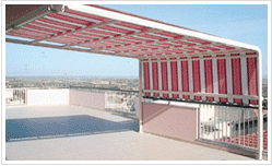Metalmark infissi a Roma presenta Tenda da sole TMA CASSONATA: Tenda di serie a molla con guide laterali con cassonetto in alluminio con tappi laterali e supporti indipendenti. Tinte RAL e verniciatura con polveri poliesteri esterno. Dimensioni Massime: L 600 X S 600