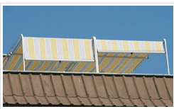 Tenda da sole TMG-S: Tenda a molla con guide laterali per terrazzi o giardini. Il tessuto scende per 1 metro dopo la curva. Tinte RAL e verniciatura con polveri per esterno. Dimensioni Massime: L 500 X S 500