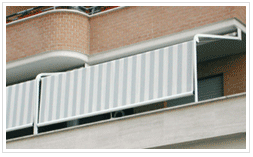 Tenda da sole TMG: Tenda a molla con guide laterali per terrazzi o giardini. Il tessuto scende per 1 metro dopo la curva. Tinte RAL e verniciatura con polveri per esterno. Dimensioni Massime: L 500 X S 500