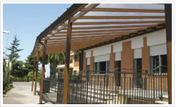 Metalmark infissi a Roma presenta Tenda da sole ALABARELLA: Struttura in alluminio addossata a parete verniciata con polveri poliestere per esterni. Disponibile nella versione inclinata, viene fornita di serie nelle colorazzioni tinta legno. Colorazioni RAL e micaceo disponibili a richiesta. Completata da lastre di policarbonato. Disponibile nella versione con PVC ignifugo. Dimensioni Massime: L 1500 X 550