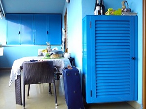 mobiletto e sportelli in alluminio blu