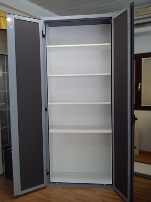 mobiletto in alluminio grigio con ripiani 